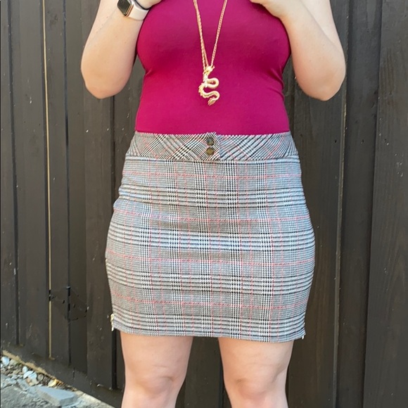 Express plaid mini skirt in red, white and black - Picture 2 of 12